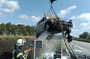 Kreisfeuerwehr Rotenburg (Wümme): FW-ROW: Fahrzeug gerät auf der Autobahn 1 in Brand
