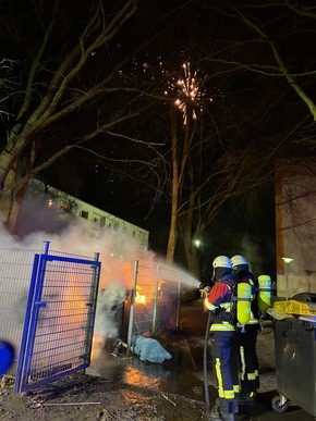 FW-PI: 53 Einsätze an Silvester im Kreis Pinneberg. Leichte Steigerung zum Vorjahr. Ein Großfeuer hielt Halstenbek in Atem