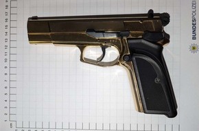 Bundespolizeidirektion Sankt Augustin: BPOL NRW: Waffe im Hosenbund - 19-Jähriger beschimpft Bundespolizisten