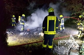 Feuerwehr Frankfurt am Main: FW-F: Gartenhütte am Huthpark abgebrannt