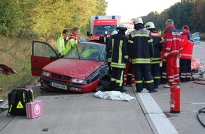 Polizeiinspektion Hildesheim: POL-HI: BAB 7, LK Hildesheim -- Fahrer nach mehrfachen Überschlag schwerverletzt.