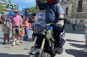 Hauptzollamt Braunschweig: HZA-BS: Besucheransturm beim Blaulichttag auf dem Schlossplatz