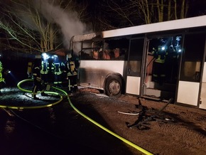 POL-STD: Abgestellter Linienbus in Himmelpforten ausgebrannt, Einbrüche im Landkreis