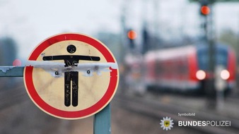 Bundespolizeidirektion München: Bundespolizeidirektion München: Zu Fuß im Gleisbereich
Triebfahrzeugführer hält Zug an