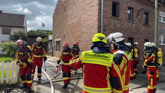 Feuerwehr Düren: FW Düren: Gemeldeter Kaminbrand entpuppte sich als Brand im Gebäude
