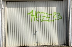 Kreispolizeibehörde Siegen-Wittgenstein: POL-SI: Unbekannte sprühen Graffitis auf Garagentore - #polsiwi