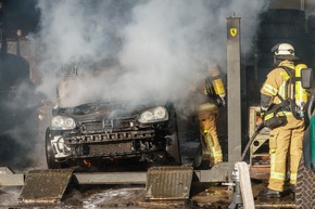 FW Menden: PKW-Brand droht auf Gebäude überzugreifen