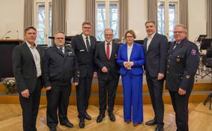 Polizeidirektion Oldenburg: POL-OLD: +++ Polizeipräsident Johann Kühme in den Ruhestand verabschiedet / 150 Gäste bei Feierstunde im Alten Landtag / Nachfolger Andreas Sagehorn in neues Amt eingeführt