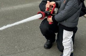 Feuerwehr Stadt Soest: FW-SOE: Kindergärten zu Besuch bei der Feuerwehr Soest