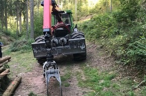 Polizeipräsidium Westpfalz: POL-PPWP: Forstspezialschlepper aufgebrochen