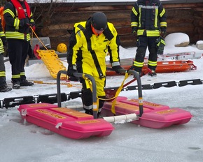 FW Celle: Feuerwehr warnt vor dem Betreten von Eisfl&auml;chen - Eisretter der Feuerwehr Celle einsatzbereit - Feuerwehr &uuml;bt den Ernstfall im Celler Badeland!