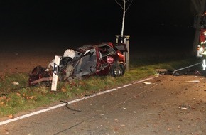 Kreispolizeibehörde Höxter: POL-HX: Tödlicher Verkehrsunfall: Pkw prallt gegen Bäume