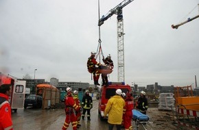Feuerwehr Essen: FW-E: Arbeitsunfall auf der Großbaustelle am Limbecker Platz, Bauarbeiter abgestürzt