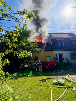 FW-EN: Dachstuhlbrand - Feuerwehr Hattingen verhindert &Uuml;bergreifen der Flammen