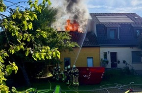 Feuerwehr Hattingen: FW-EN: Dachstuhlbrand - Feuerwehr Hattingen verhindert &Uuml;bergreifen der Flammen