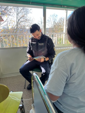 BPOL NRW: Bundesweiter Vorlesetag - Kölner Blaulichtfamilie bringt Kinderaugen zum Leuchten