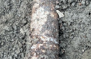 Landespolizeiinspektion Erfurt: LPI-EF: Schrecksekunde bei Grabungsarbeiten - Panzergranate im Garten entdeckt