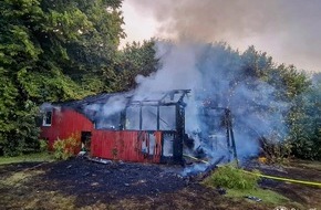 Feuerwehr Rösrath: FW Rösrath: Brennendes Gartenhaus und ausgelöster Kohlenstoffmonoxidmelder am Dienstagabend
