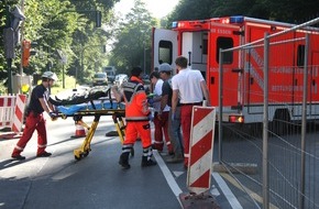 Feuerwehr Essen: FW-E: Arbeiter stürzt in Baugrube, Höhenretter der Essener Feuerwehr befreien ihn per Drehleiter