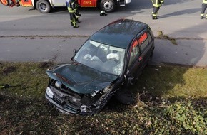 Kreispolizeibehörde Höxter: POL-HX: Nach Verkehrsunfall - Ersthelfer sollen sich melden