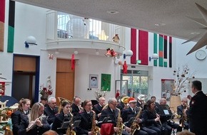 Freiwillige Feuerwehr T&ouml;nisvorst: FW T&ouml;nisvorst: Musikzug der Freiwilligen Feuerwehr T&ouml;nisvorst bringt Weihnachtsfreude ins Altenheim St. T&ouml;nis