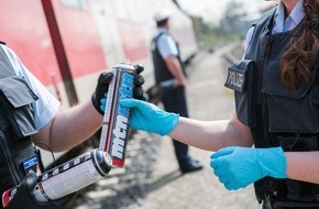 Bundespolizeidirektion Sankt Augustin: BPOL NRW: Mit Farbe an Kleidung und Handschuhen - Bundespolizei nimmt drei Graffitisprayer bei Tatausübung fest