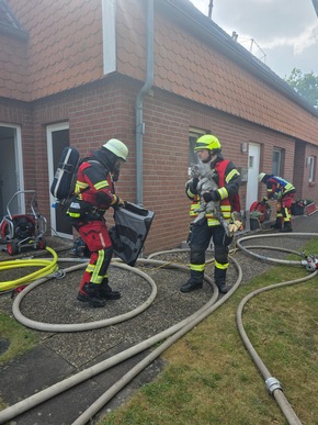 FW Bad Segeberg: Brand eines Anbaus in voller Ausdehnung - zwei Katzen gerettet