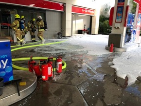 FW Ratingen: Brennender PKW auf einer Tankstelle - Feuerwehr Ratingen im Einsatz