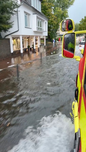 FW Ratingen: Folgemeldung: Starkregen setzt Ratinger Norden unter Wasser - Feuerwehr Ratingen im Dauereinsatz