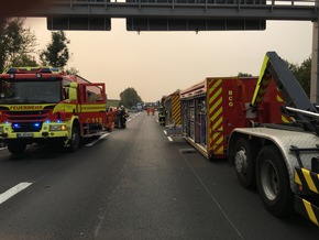 FW-Erkrath: Schwerer Verkehrsunfall auf der BAB 3 - Feuerwehr befreit eingeklemmten LKW-Fahrer