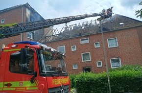 Feuerwehr Neum&uuml;nster: FW Neum&uuml;nster: Dachstuhlbrand in der Sedanstra&szlig;e - Feuerwehr verhindert weitere Brandausbreitung