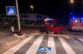 Polizeidirektion Bad Kreuznach: POL-PDKH: Verkehrsunfall in der Michelinstraße, Bad Kreuznach. 20-jähriger PKW-Fahrer kollidiert mit Beleuchtungsmast