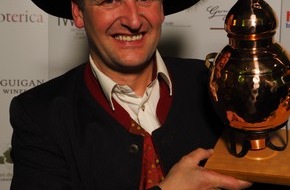 Destillerie Georg Hiebl: Georg Hiebl - Weltmeister der Edelbrenner!
IWSC London "Boutique Distiller of the year 2014" - BILD