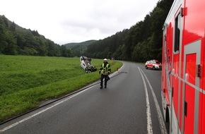 Feuerwehr Plettenberg: FW-PL: PKW überschlug sich in Nuttmecke Kurve in Plettenberg OT Lettmecke