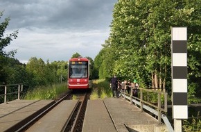Bundespolizeiinspektion Chemnitz: BPOLI C: Kinder mit Inliner auf Bahnbr&uuml;cke - Bahn muss Gefahrenbremsung einleiten
