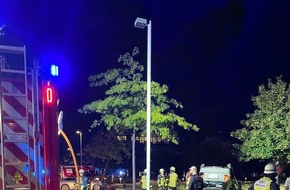 Feuerwehr Essen: FW-E: Verkehrsunfall fordert zwei Verletzte - PKW landet nach Aufprall auf dem Dach