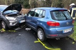 Polizei Rhein-Erft-Kreis: POL-REK: 210113-2: Leichtverletzter bei Glatteisunfall - Kerpen