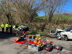 FW-Velbert: Verkehrsunfall mit eingeklemmter Person in der Hefel