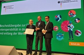 Universität Osnabrück: Datensouveränität und Nachhaltigkeit in der Landwirtschaft durch faire Vertragsbedingungen stärken: Bundeslandwirtschaftsminister Cem Özdemir überreicht Förderurkunden an Forschende der Uni Osnabrück