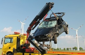 Kreispolizeibehörde Höxter: POL-HX: Auto überschlägt sich und bleibt auf dem Dach liegen