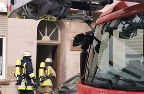 Feuerwehr Essen: FW-E: Feuerwehr rettet leblose Person aus Zimmerbrand in einem Mehrfamilienhaus.