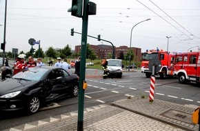 Feuerwehr Essen: FW-E: Verkehrsunfall, junge Frau nach notärztlicher Versorgung zum Krankenhaus gebracht