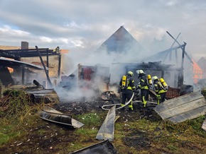 FW Lüchow-Dannenberg: +++ brennender Schuppen breitet sich auf Wohnhaus aus +++ Bewohner können sich unverletzt in Sicherheit bringen +++ Über 100 Feuerwehrleute im Einsatz +++