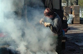BG BAU Berufsgenossenschaft der Bauwirtschaft: Gefahrstoffe auf Baustellen - Fachleute aus ganz Deutschland beraten über wirksamen Schutz für Beschäftigte (mit Bild)