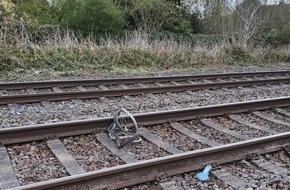 Bundespolizeidirektion Sankt Augustin: BPOL NRW: Unbekannte legen Bauzaun und Fahrradteile auf die Gleise - Bundespolizei ermittelt wegen gefährlichen Eingriff in den Bahnverkehr