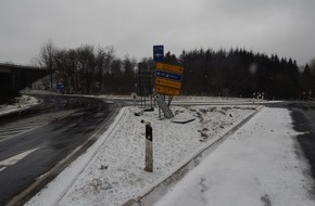 Polizeidirektion Mayen: POL-PDMY: Betrunken am Steuer über Verkehrsinsel