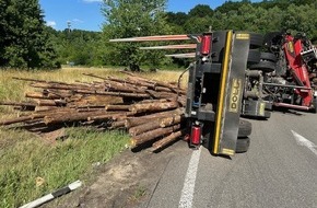 Polizeidirektion Pirmasens: POL-PDPS: Unfall eines mit Langholz beladenen Sattelzugs