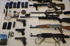 Kreispolizeibehörde Siegen-Wittgenstein: POL-SI: Kriminalpolizei findet zahlreiche Waffen bei 33-Jährigem - #polsiwi