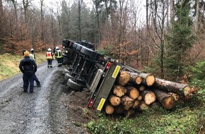 Polizeidirektion Wittlich: POL-PDWIL: Verkehrsunfall mit Holztransporter