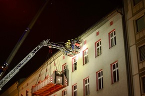 THW LVBEBBST: THW stabilisiert einsturzgefährdeten Dachstuhl in Berlin Mitte